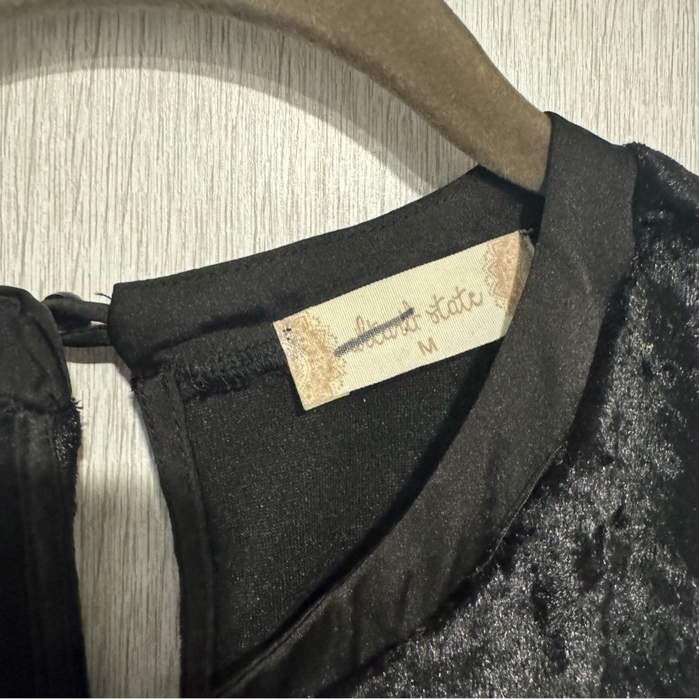 Altar’d State Black Crushed Velvet Sleeveless Top size Medium Key Hole Back NWT - Picture 4 of 5